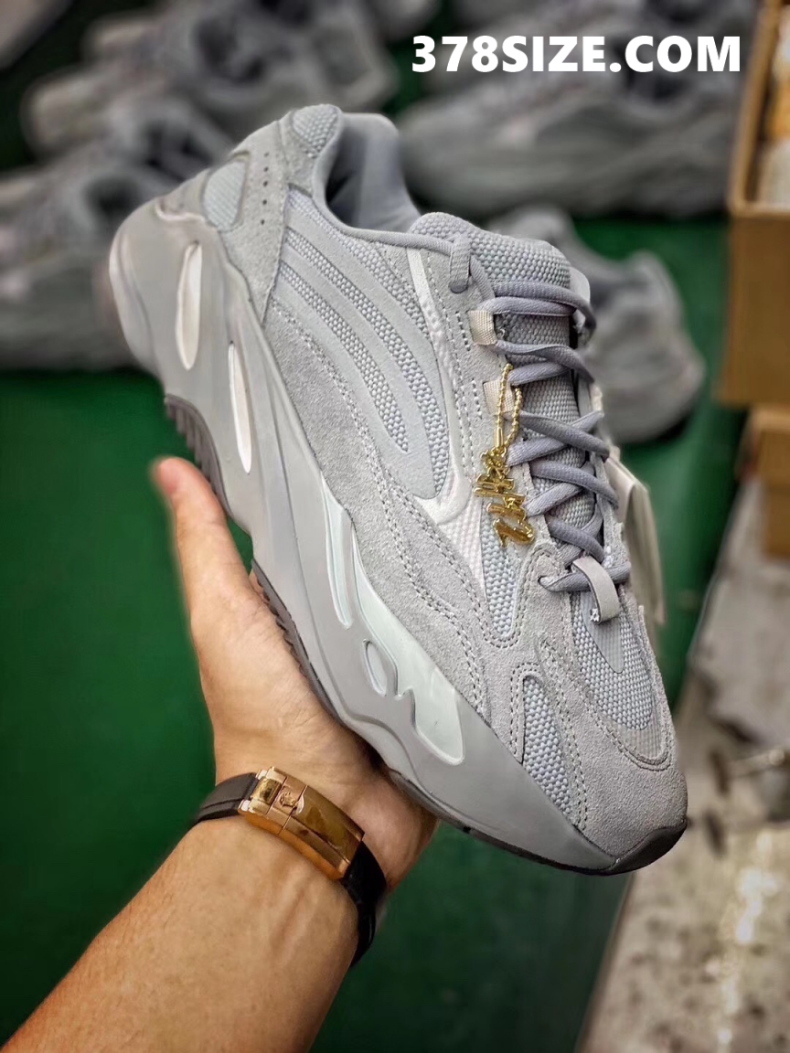 H12 이지부스트 700 호스피탈블루