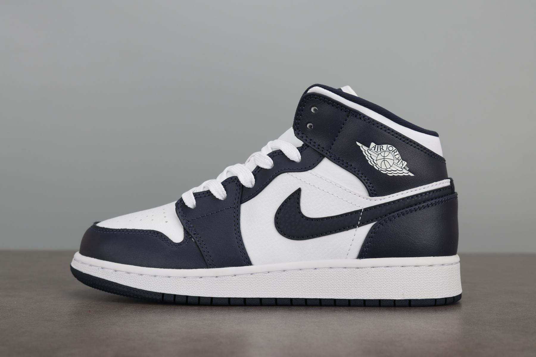 조던 1 미드 화이트 메탈릭 골드 옵시디언 554725-174