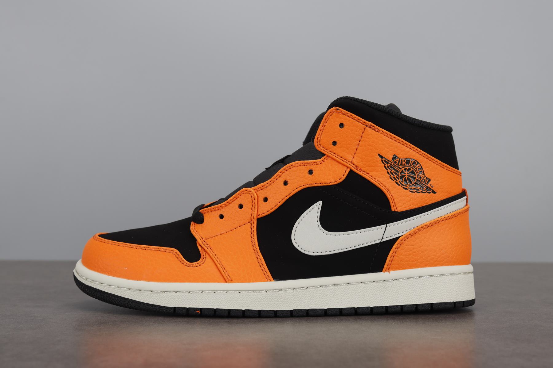 조던 1 미드 블랙 콘 554724-062