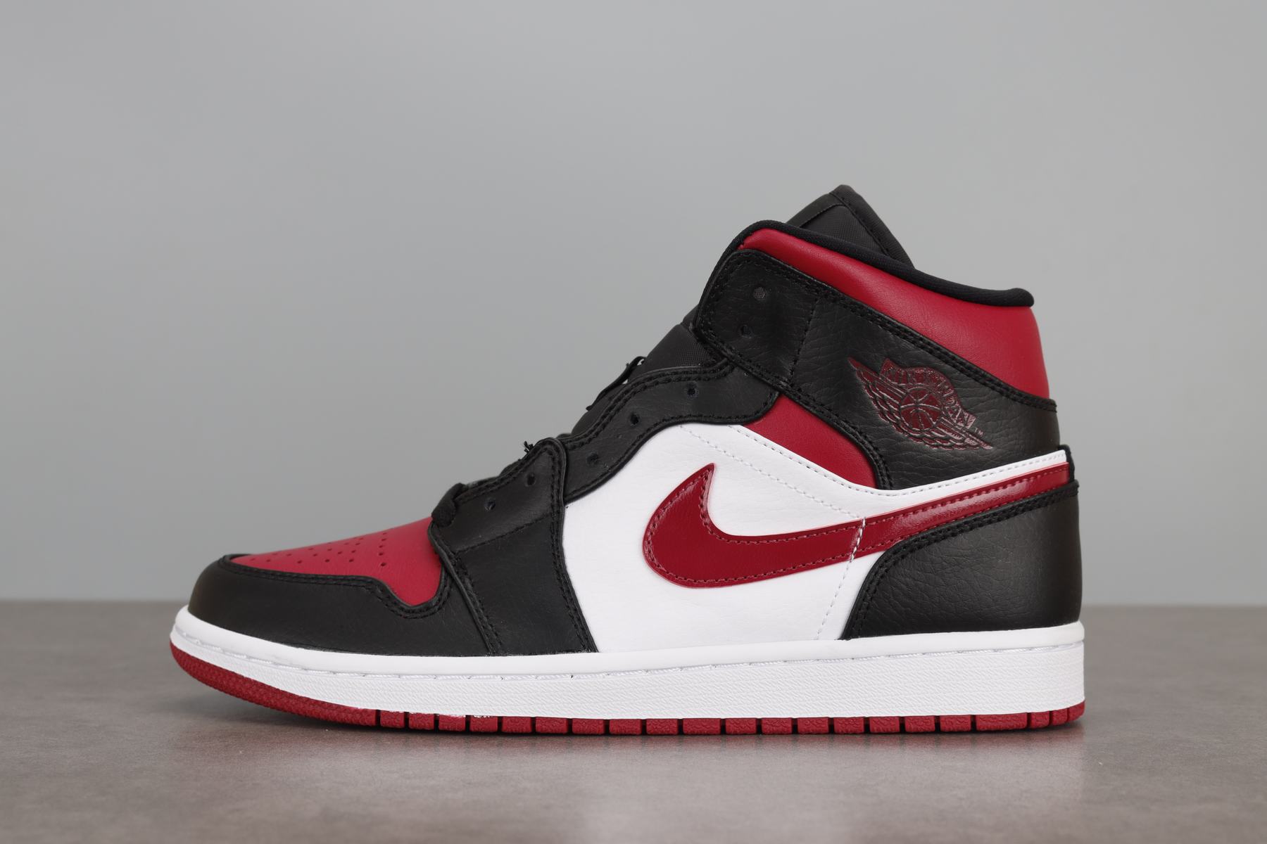 조던 1 미드 브레드 토 노블 레드 554724-066