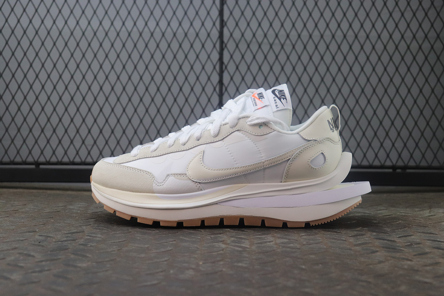 M 나이키 x 사카이 베이퍼와플 화이트 앤 검 DD1875-100