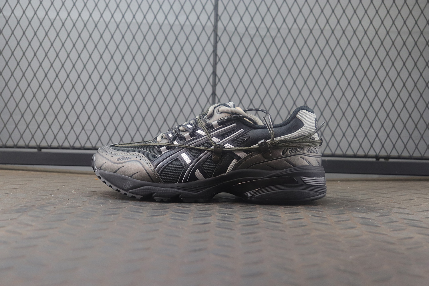 순원 아식스 x 앤더슨벨 젤 1090 블랙 실버 1203A115-006