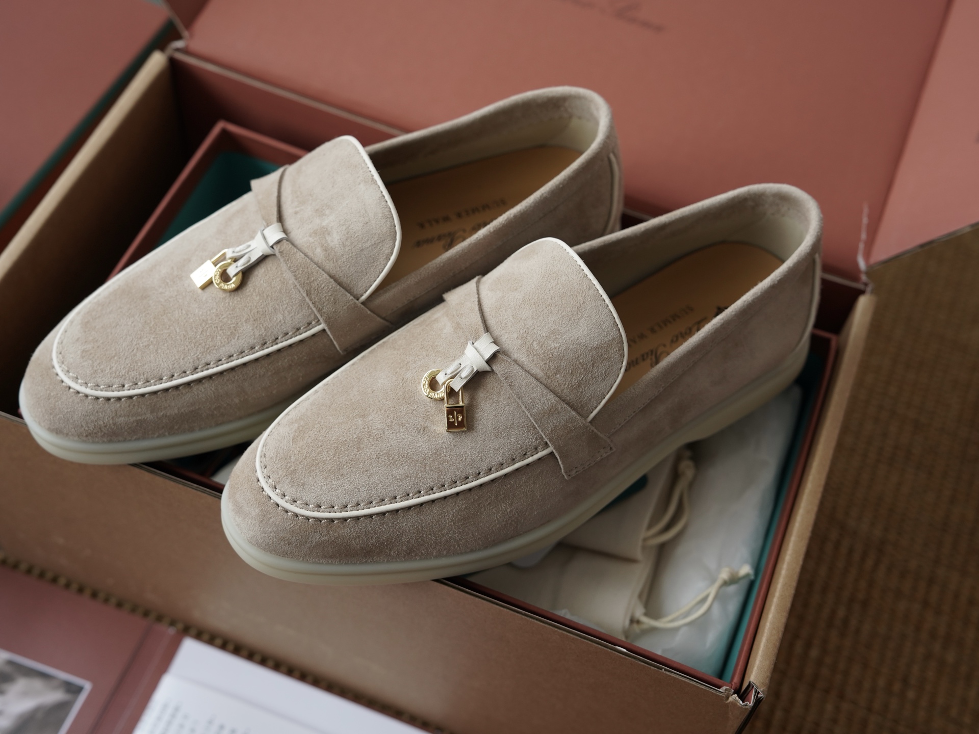 로로피아나 Loro Piana Summer  Charms Walk