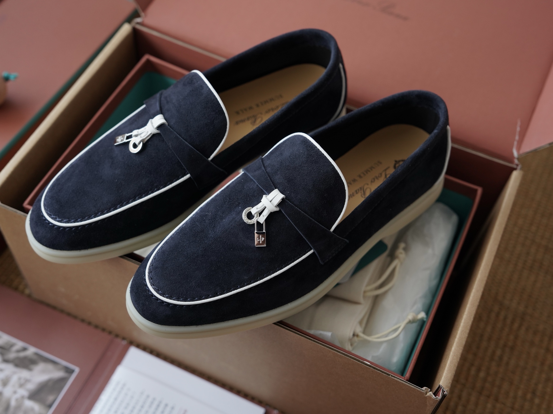 로로피아나 Loro Piana Summer  Charms Walk